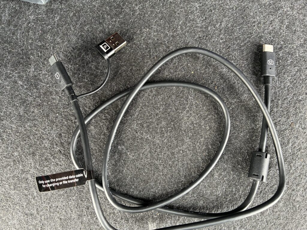 付属の専用充電ケーブル