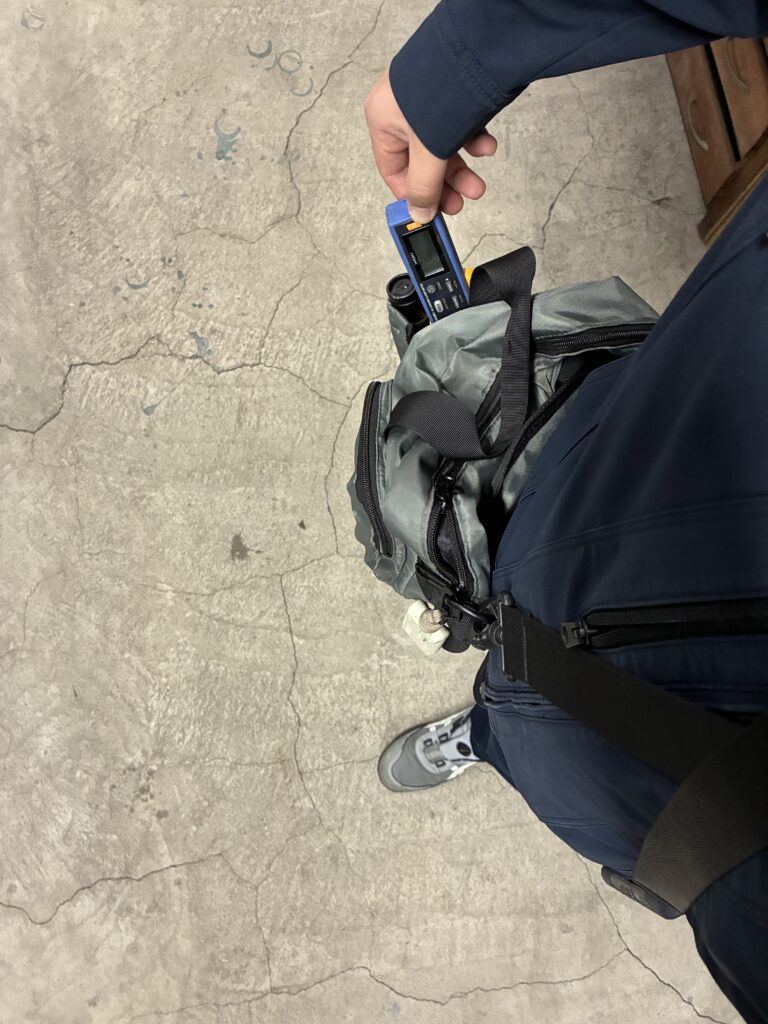 月次点検用カバンからクランプを取出し中