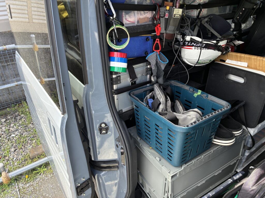 車に置いてある月次点検用のカバン