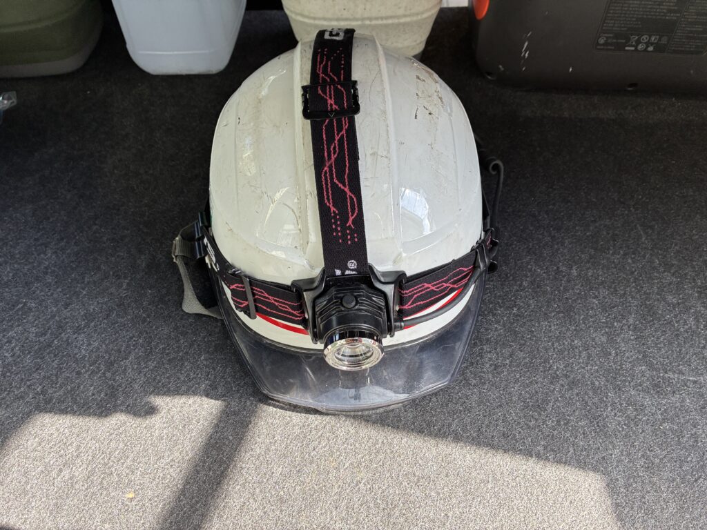 ヘルメットに装着 前