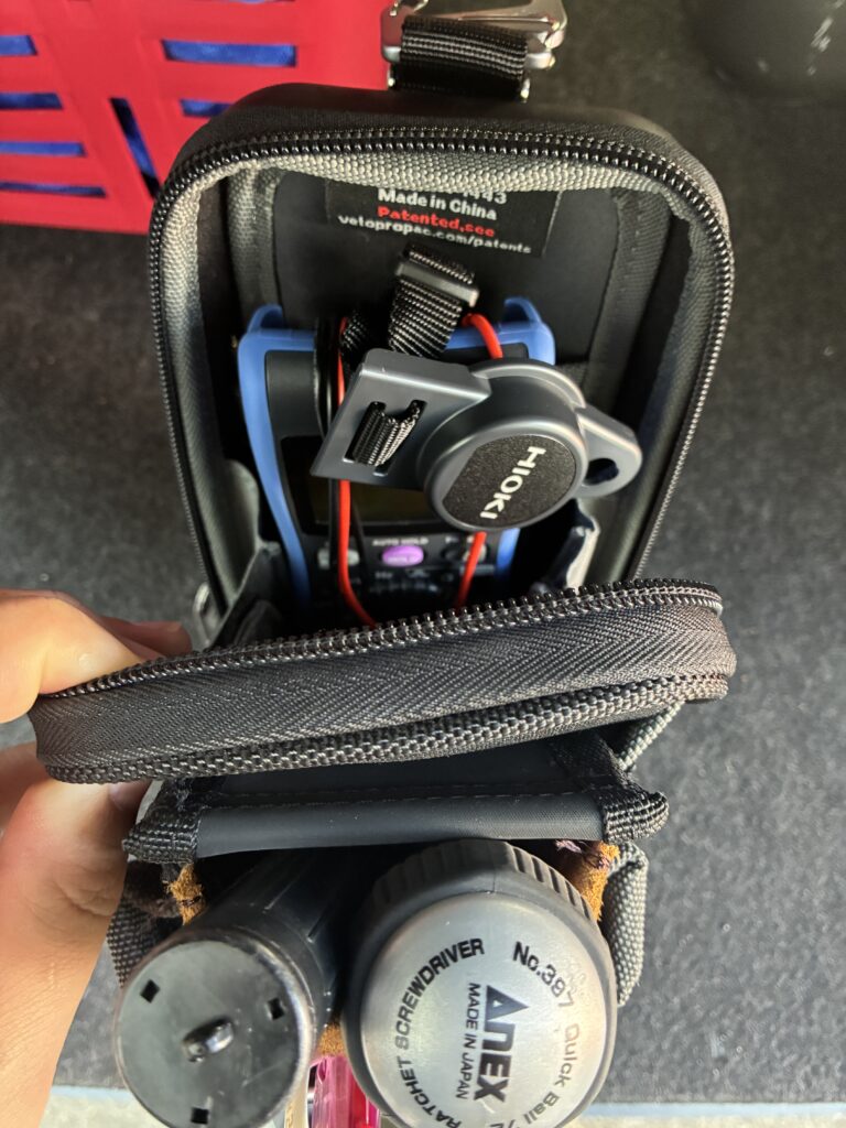 SC45にポケットテスタを収納した写真