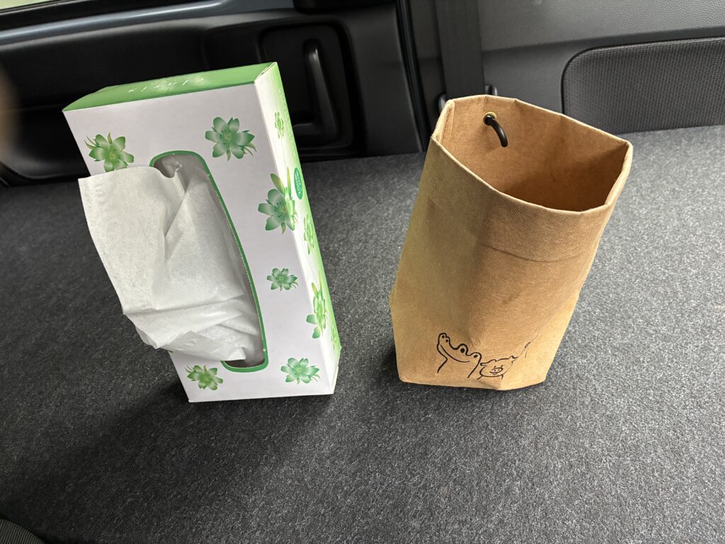 ゴミ箱とティッシュの大きさ比較