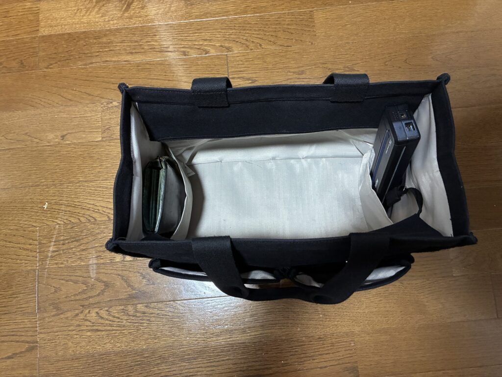 サイドポケットに財布と印刷機を収納